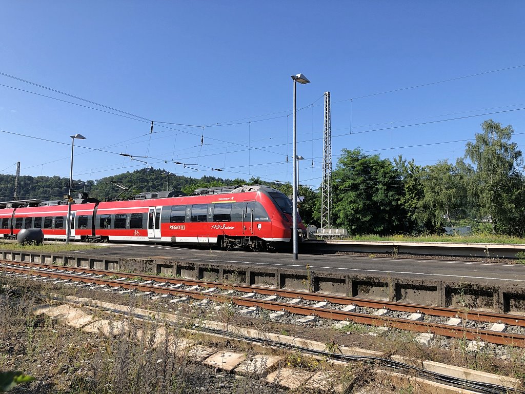 Regio Zug Moselbahn bei Einfahrt in Bahnhof Bullay - Urlaub der Mosel in Ferienhaus Merl, Theisengasse 12, 56856 Zell (Mosel)